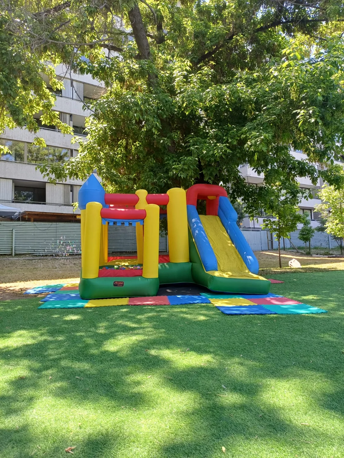 Castillo Resbalín + Piscina de Pelotas · foto 2